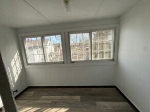 114 Oak St, Unit 3 in Hudson Falls, NY - Foto de edificio - Building Photo