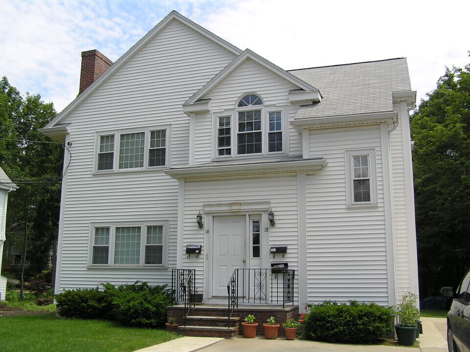 18 Dunstan St in Newton, MA - Building Photo