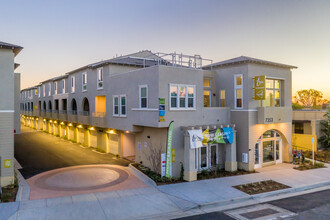 Trio Townhomes in La Mesa, CA - Foto de edificio - Building Photo