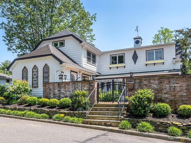 431 Carpenter Ave in Sea Cliff, NY - Building Photo - Building Photo