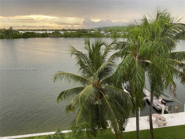 4311 Crystal Lake Dr, Unit 413 in Deerfield Beach, FL - Building Photo - Building Photo