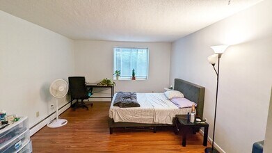 50 Green St, Unit 114 in Brookline, MA - Foto de edificio - Building Photo