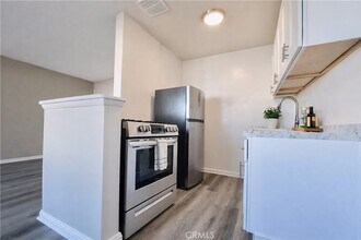 1811 W Sallie Ln, Unit 7 in Anaheim, CA - Foto de edificio - Building Photo