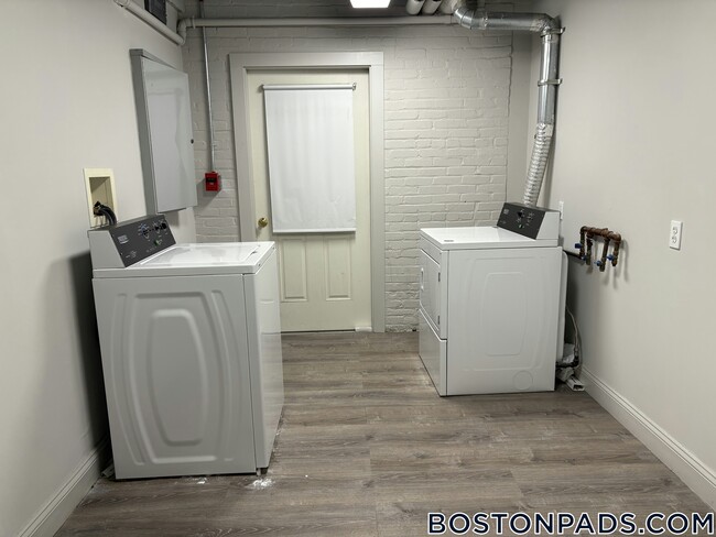 77 Park Dr, Unit D in Boston, MA - Foto de edificio - Building Photo