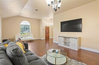 943 Furlong Dr in Grand Prairie, TX - Building Photo - Building Photo