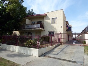 839 N Summit Ave in Pasadena, CA - Foto de edificio - Building Photo