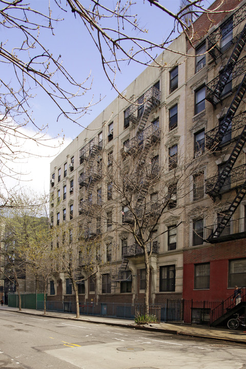 355 E Tenth St in New York, NY - Building Photo