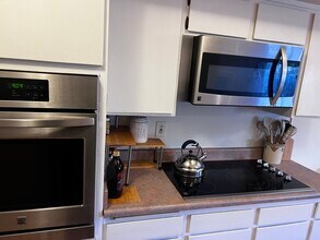 5870 Green Valley Cir, Unit 121 in Culver City, CA - Foto de edificio - Building Photo