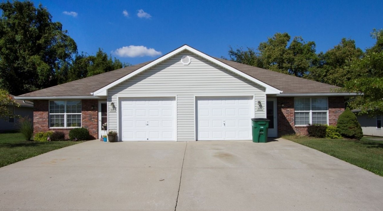 Wingate Duplexes in Grain Valley, MO - Building Photo