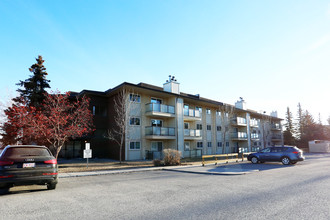 393 Patterson Hl SW in Calgary, AB - Building Photo - Building Photo