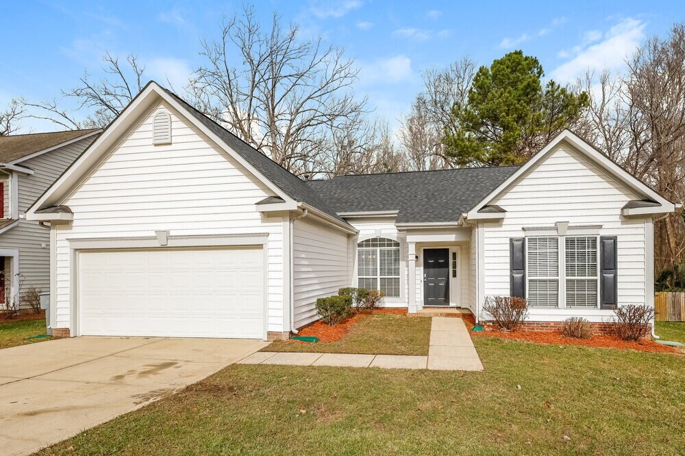 7411 Claiborne Woods Rd in Charlotte, NC - Building Photo