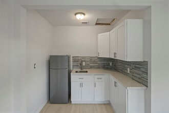 1219 NW 33rd St, Unit 2 in Miami, FL - Foto de edificio - Building Photo