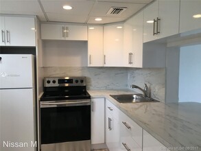 2825 NE 201st Terrace-Unit -unit M215 in Miami, FL - Foto de edificio - Building Photo