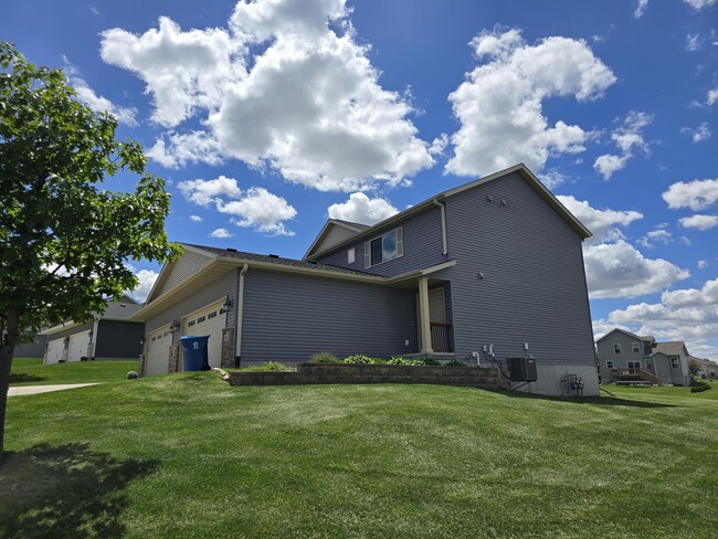 4104 Mourning Dove Dr in Waterloo, IA - Foto de edificio - Building Photo