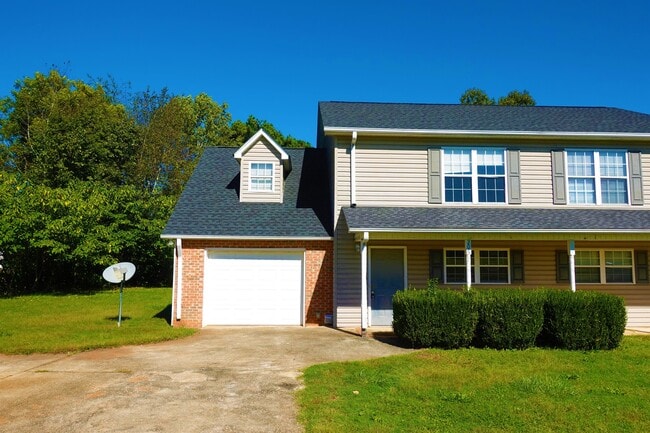 206 River Oaks Cir in Piedmont, SC - Building Photo - Building Photo