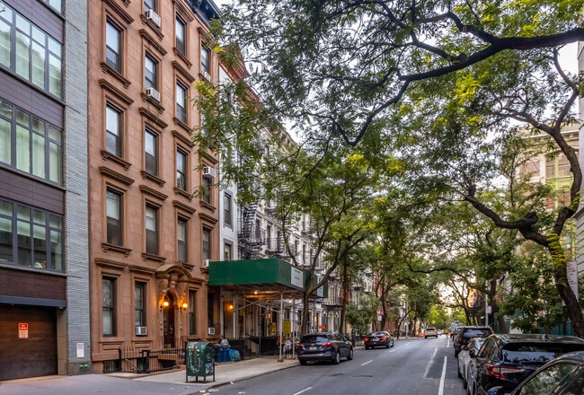 324-326 W 47th St in New York, NY - Building Photo - Building Photo