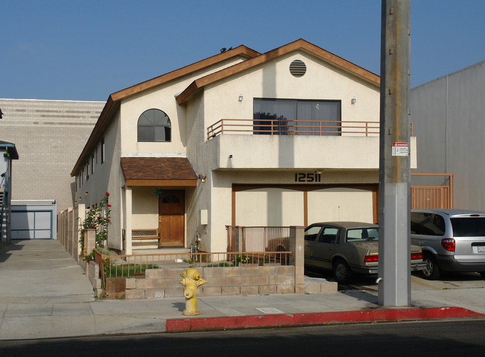 12511 Eucalyptus Ave in Hawthorne, CA - Foto de edificio