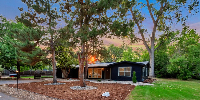 8845 W Frances Pl in Lakewood, CO - Building Photo - Building Photo