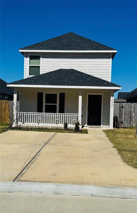 16955 Marie Vlg Dr in Conroe, TX - Building Photo