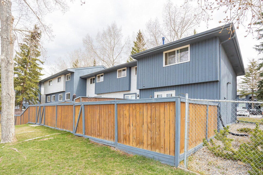 Bow Croft Place in Cochrane, AB - Building Photo