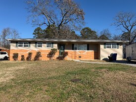 511 Marlow Dr E in Red Bank, TN - Building Photo