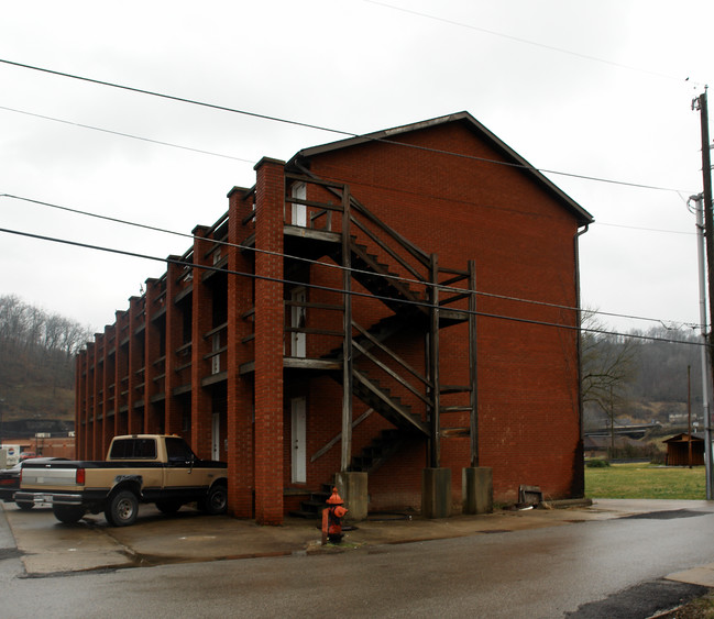 702 Elm St in Chapmanville, WV - Building Photo - Building Photo