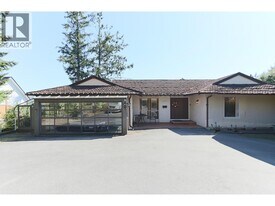 4591 Woodgreen Dr in West Vancouver, BC - Building Photo