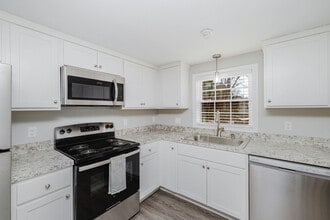 484 Victory Hwy, Unit 3 in North Smithfield, RI - Foto de edificio - Building Photo