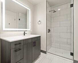 1355 W Lake St in Chicago, IL - Foto de edificio - Building Photo