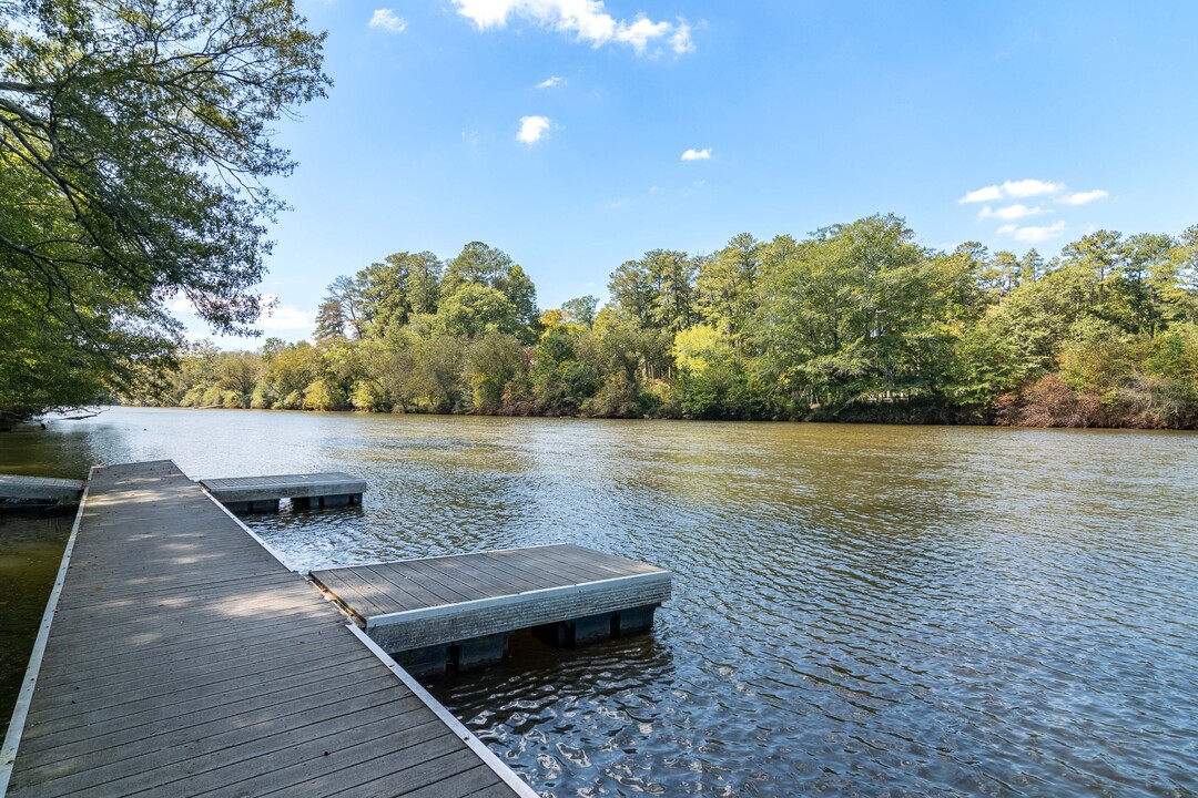 The Lodge on the Chattahoochee in Sandy Springs, GA - Foto de edificio