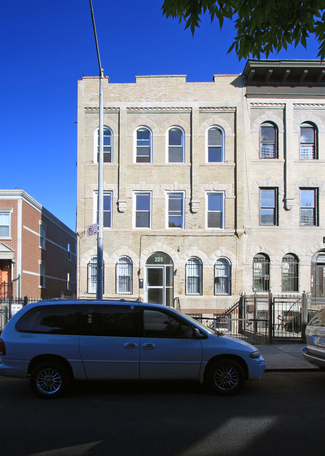 225 Eldert St in Brooklyn, NY - Building Photo - Building Photo