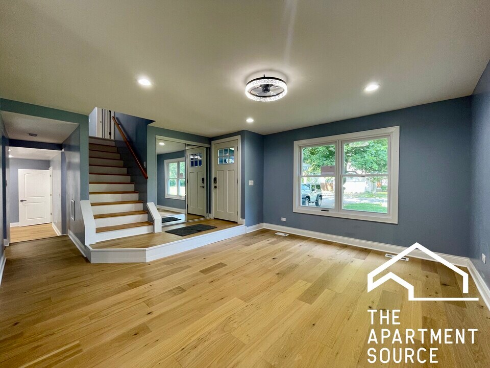 30W170 Cynthia Ct in Warrenville, IL - Building Photo