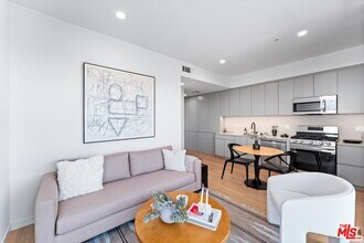 904 S New Hampshire Ave in Los Angeles, CA - Building Photo - Building Photo