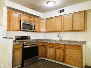 6229 Bristol Way in Las Vegas, NV - Building Photo - Building Photo