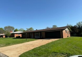 213 Springdale Dr in Belleville, IL - Foto de edificio - Building Photo