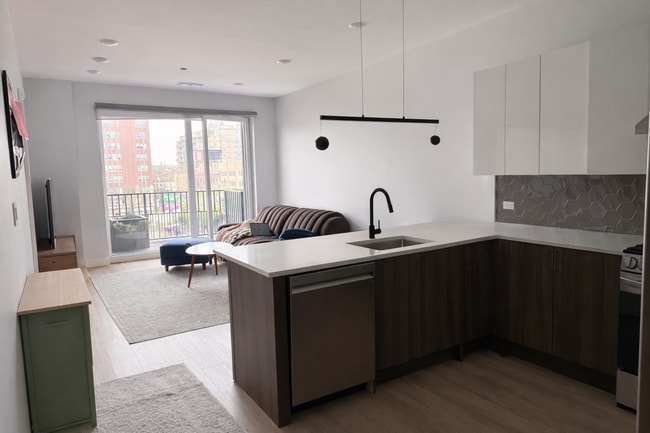 948 W Sunnyside Ave, Unit 404 in Chicago, IL - Foto de edificio - Building Photo