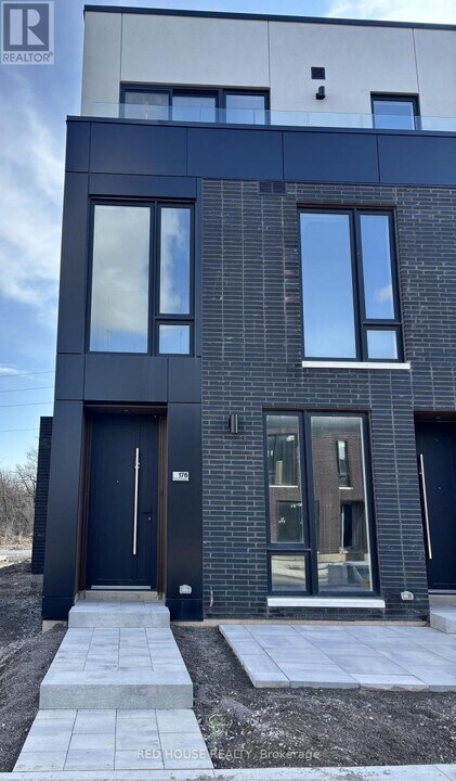 176 Everett Cmn in St Catharines, ON - Building Photo