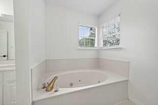 2431 Parkwood Ln in Sugar Land, TX - Building Photo