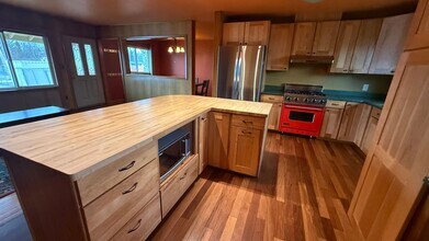 1353 M St in Anchorage, AK - Building Photo - Building Photo