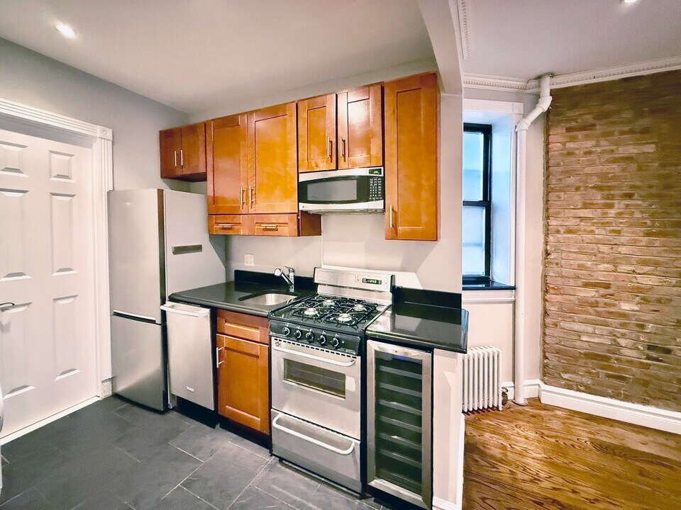 382 E 10th St in New York, NY - Building Photo