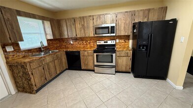 4235 SW 62nd Ave in Davie, FL - Building Photo - Building Photo