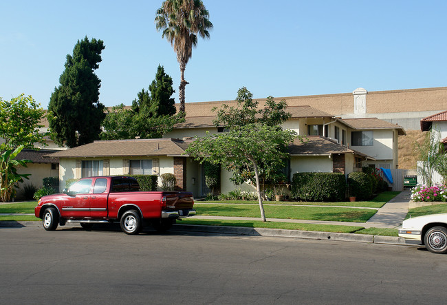340 W Fairway Dr in Orange, CA - Foto de edificio - Building Photo