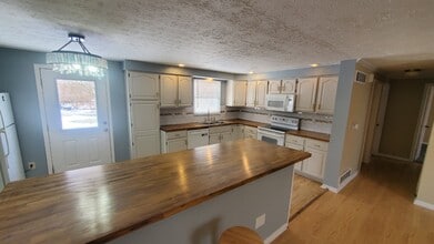 1364 Karahill Dr in Cincinnati, OH - Foto de edificio - Building Photo