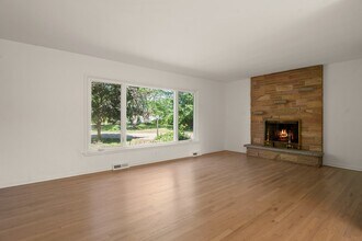 1350 Hart Rd in Batavia, IL - Building Photo - Building Photo