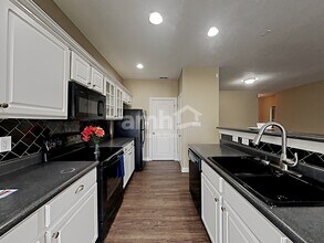 5902 Cabot Dr in Indianapolis, IN - Foto de edificio - Building Photo