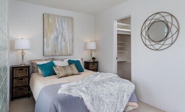 6 Commodore Dr, Unit 4 in Emeryville, CA - Foto de edificio - Building Photo