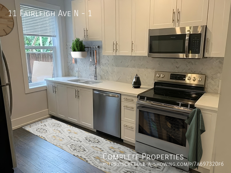 11 Fairleigh Ave S in Hamilton, ON - Building Photo