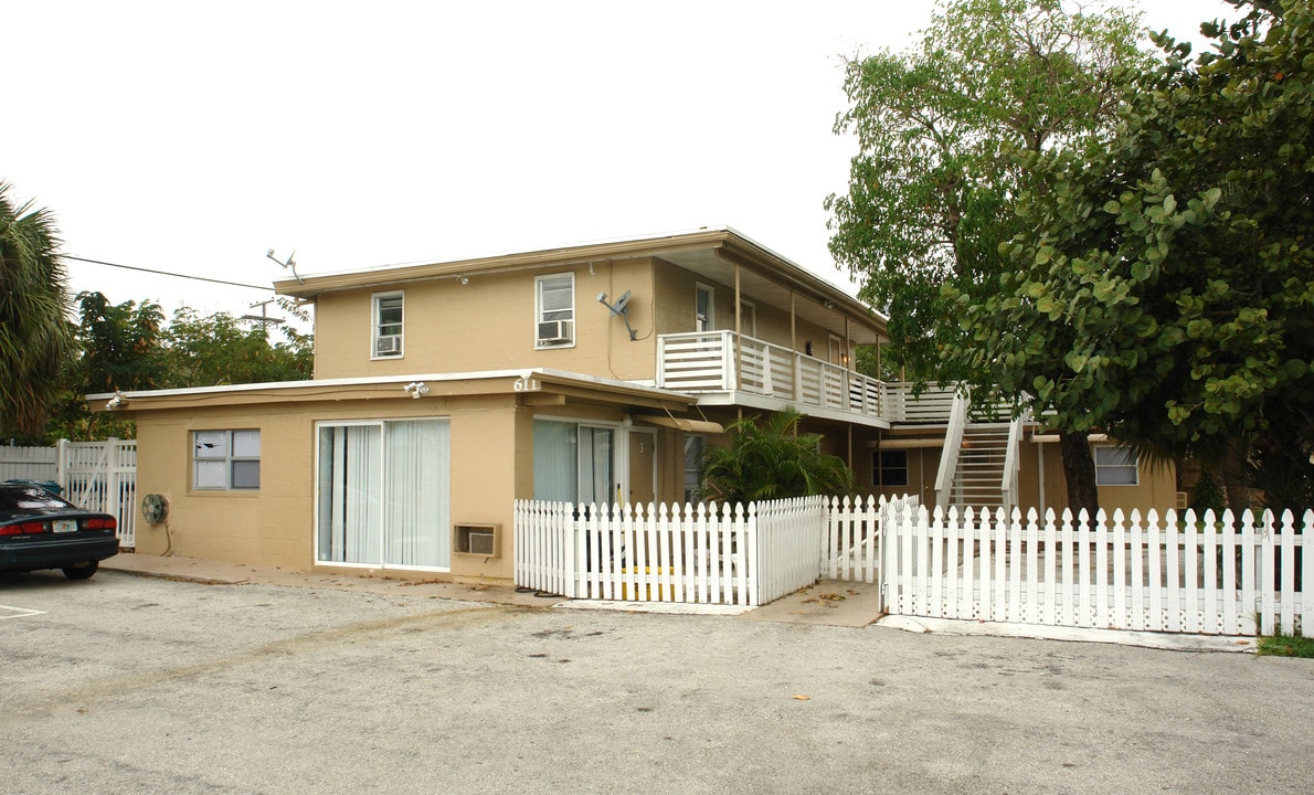 611 NE 10th Ave in Boynton Beach, FL - Foto de edificio