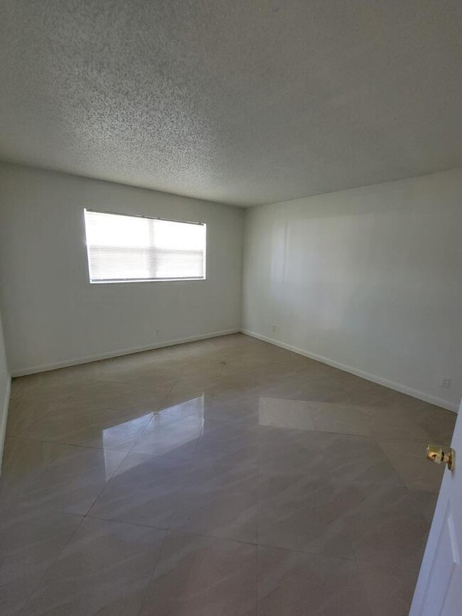 7900 S Colony Cir in Tamarac, FL - Building Photo - Building Photo