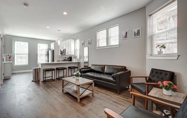 2433 S Oakley Ave in Chicago, IL - Building Photo